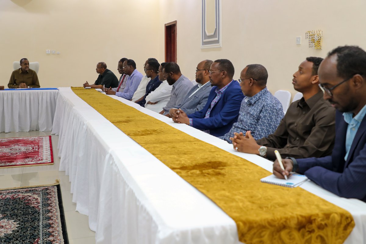 SomaliPM's tweet photo. Ra’iisul Wasaaraha XFS Mudane Maxamed Xuseen Rooble ayaa kulan la leh Ganacsatada Soomaaliyeed, kaas oo looga hadlayo sidii loogu gurman lahaa ganacsatadii ku xoolo beeshay dabkii weynaa ee baabi’iyay suuqa weyn ee Hargeysa. https://t.co/gMsKagUlZM