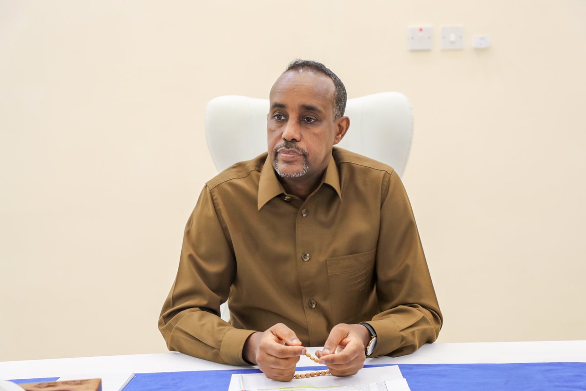 SomaliPM's tweet photo. Ra’iisul Wasaaraha XFS Mudane Maxamed Xuseen Rooble ayaa kulan la leh Ganacsatada Soomaaliyeed, kaas oo looga hadlayo sidii loogu gurman lahaa ganacsatadii ku xoolo beeshay dabkii weynaa ee baabi’iyay suuqa weyn ee Hargeysa. https://t.co/gMsKagUlZM