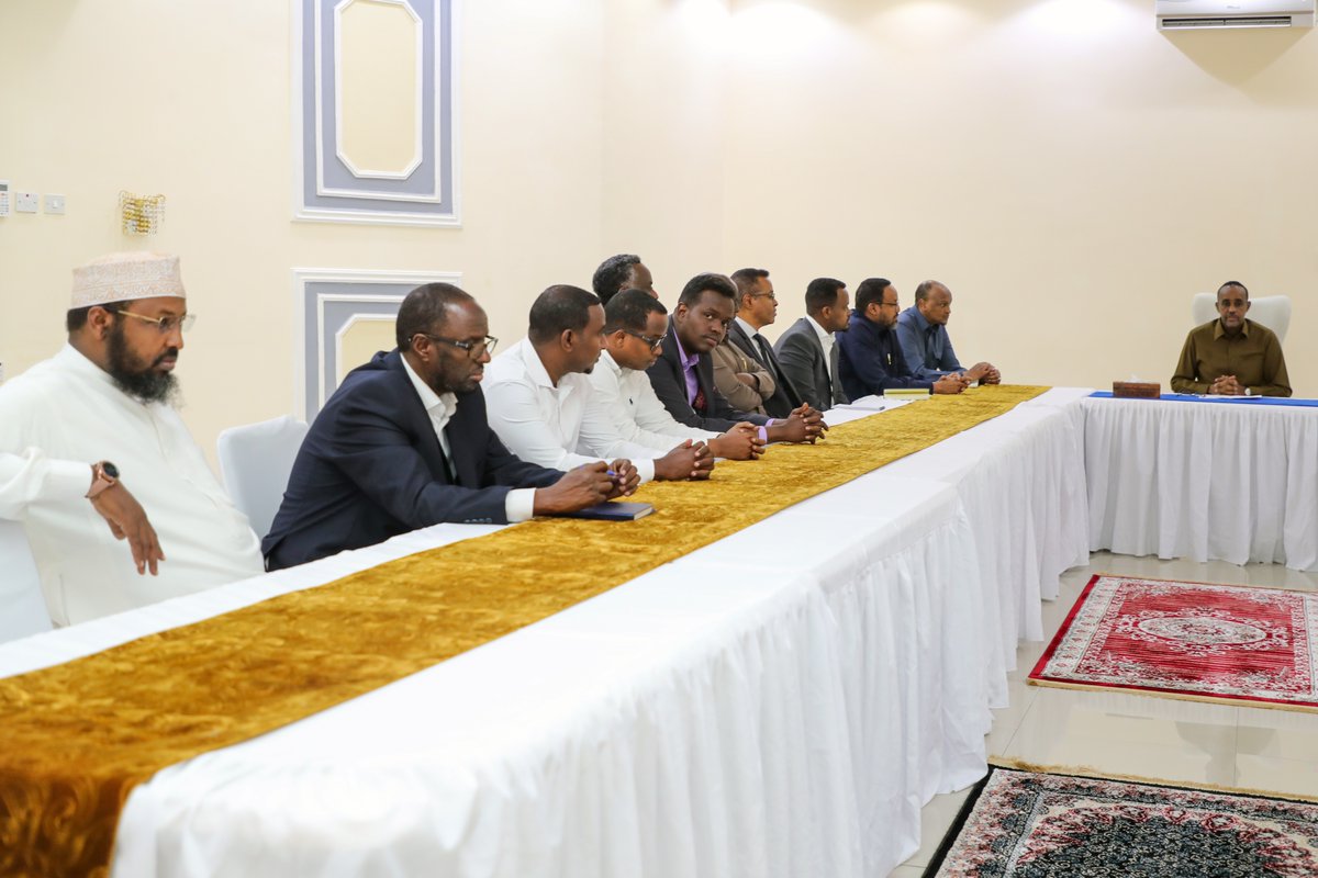 SomaliPM's tweet photo. Ra’iisul Wasaaraha XFS Mudane Maxamed Xuseen Rooble ayaa kulan la leh Ganacsatada Soomaaliyeed, kaas oo looga hadlayo sidii loogu gurman lahaa ganacsatadii ku xoolo beeshay dabkii weynaa ee baabi’iyay suuqa weyn ee Hargeysa. https://t.co/gMsKagUlZM