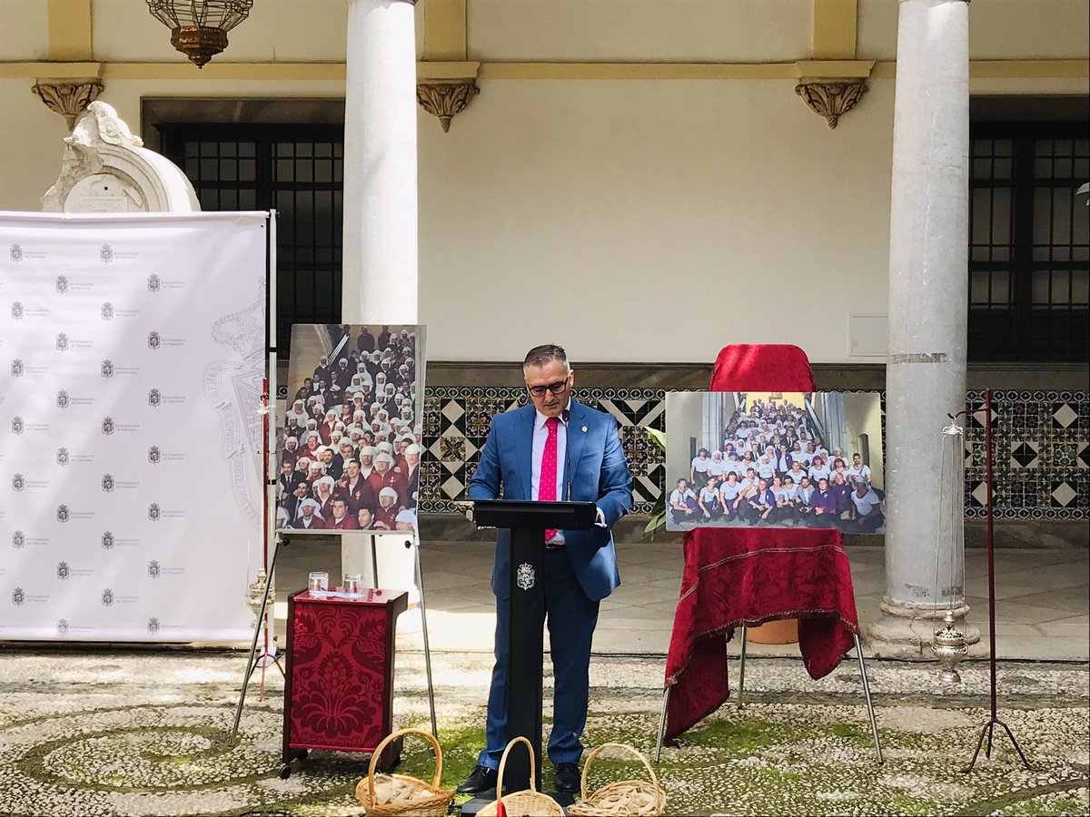 Extraordinario #pregondelcostalero pronunciado por @JavierGarciaMarina Cargado de emociones, recuerdos, anécdotas y dicho muy bonito. El pregón de un costalero.
Se puede #españolear desde un atril y Javi lo ha hecho. Enhorabuena.