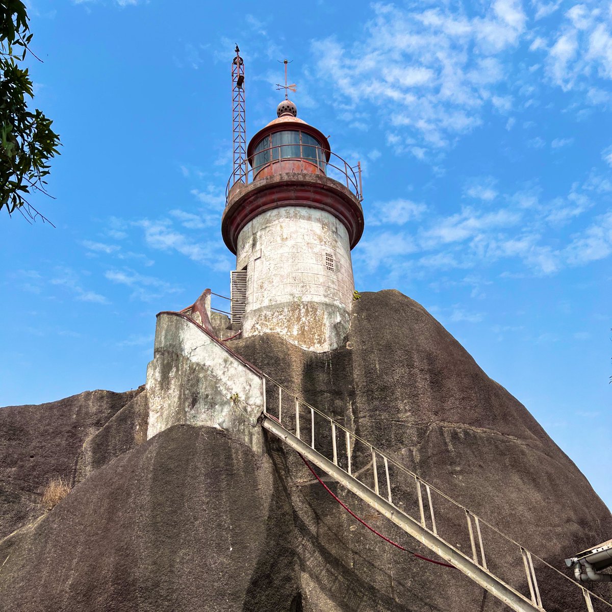 ExploreGuinee's tweet photo. [ 𝐃𝐄𝐂𝐎𝐔𝐕𝐄𝐑𝐓𝐄| 𝐏𝐡𝐚𝐫𝐞 𝐝𝐞 𝐓𝐚𝐦𝐚𝐫𝐚]

Le phare de Tamara fut construit en 1905 par l’administration coloniale française en Guinée par l’ingénieur du nom de Thompson⤵️
https://t.co/2TL7RcuGQU

#ONT #visiterlaGuinée #ilesdeloos #RamadanMubarak #DiscoverGuinea https://t.co/SQDXNbTRlE
