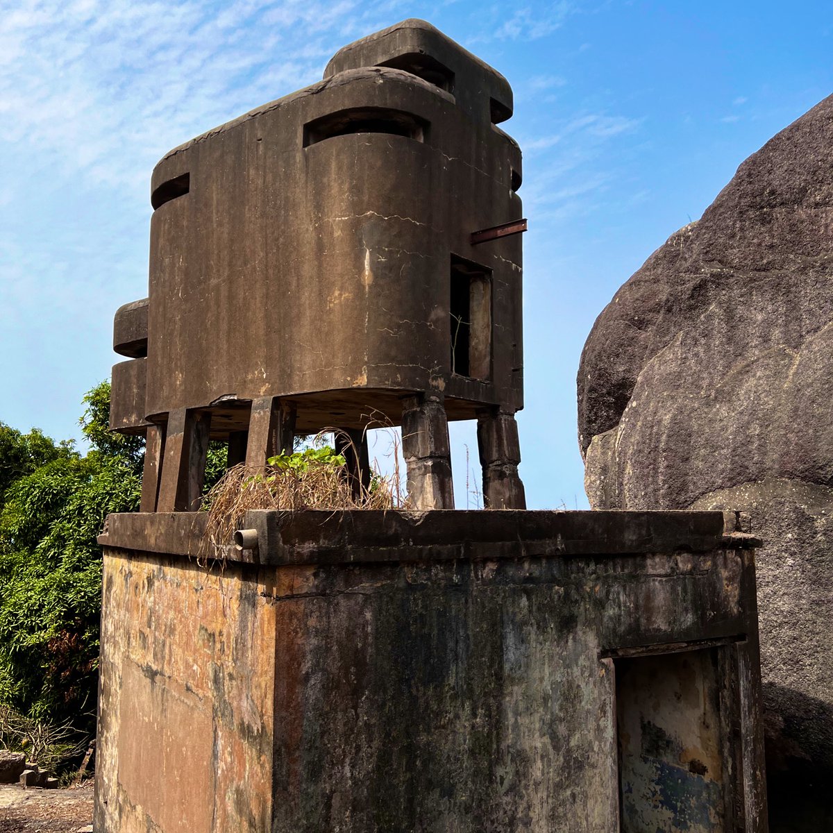 ExploreGuinee's tweet photo. [ 𝐃𝐄𝐂𝐎𝐔𝐕𝐄𝐑𝐓𝐄| 𝐏𝐡𝐚𝐫𝐞 𝐝𝐞 𝐓𝐚𝐦𝐚𝐫𝐚]

Le phare de Tamara fut construit en 1905 par l’administration coloniale française en Guinée par l’ingénieur du nom de Thompson⤵️
https://t.co/2TL7RcuGQU

#ONT #visiterlaGuinée #ilesdeloos #RamadanMubarak #DiscoverGuinea https://t.co/SQDXNbTRlE