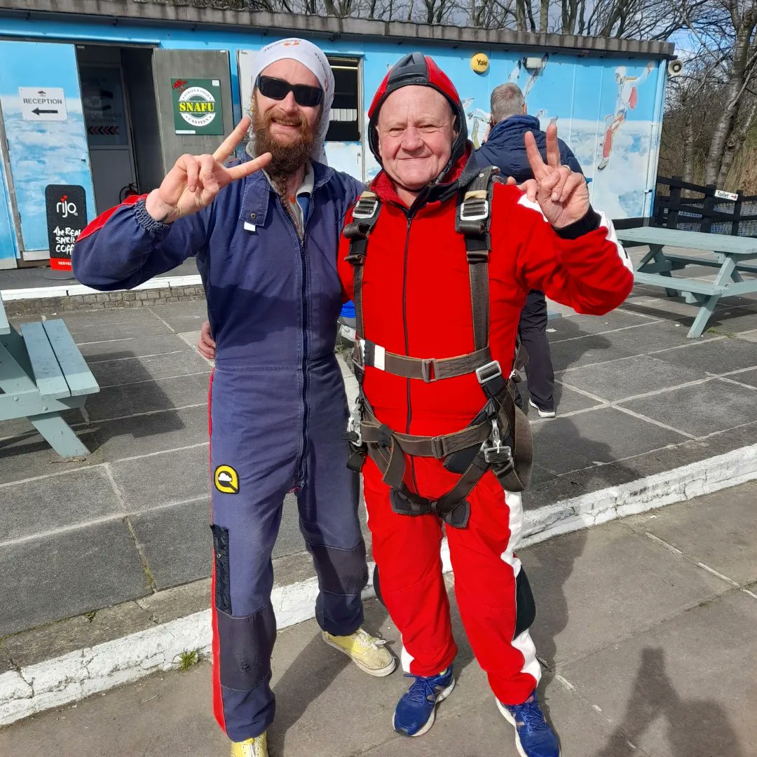 TeresaWarrior18's tweet photo. Well done to my Daddy - he did a 15000ft tandem Skydive today! He raised money for 2 charities very close to our family's hearts - Rosemere Cancer Foundation in memory of his brother Charles and @TAAG_Lancashire in memory of his nephew Simon #BlackKnights #Rosemere #TAAG https://t.co/q4WHt3jshw