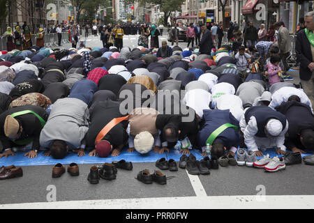 ShamsiAli2's tweet photo. Teman2, kegiatan sholat tarawih semalam di Time Square itu hal biasa dlakukan di NY. Itu bagian dari religious freedom. Bkn karena kurang masjid. Ada 300-an masjid di kota NY. Tapi itu murni mengekspresikan eksistensi, sekaligus izzah (tdk malu/takut) sebagai Muslim di kota ini. https://t.co/kfbqJGZfrq