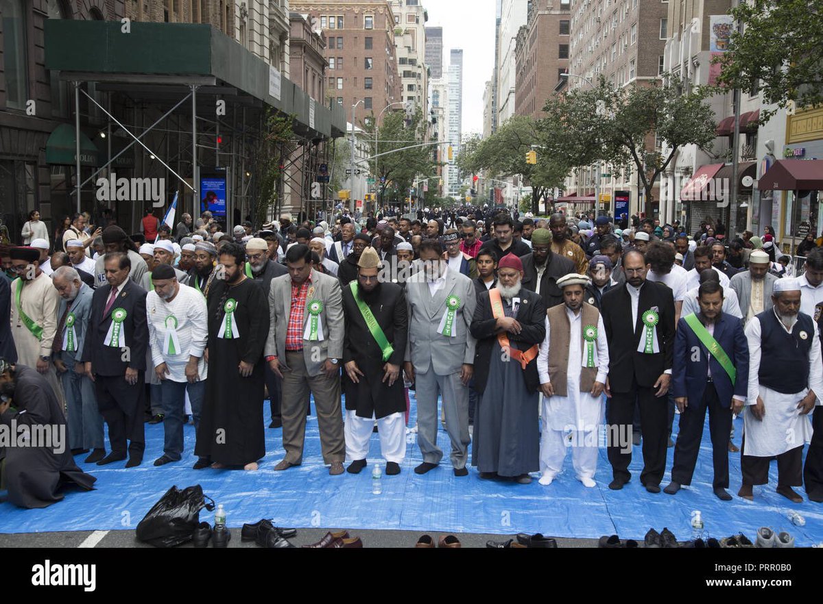 ShamsiAli2's tweet photo. Teman2, kegiatan sholat tarawih semalam di Time Square itu hal biasa dlakukan di NY. Itu bagian dari religious freedom. Bkn karena kurang masjid. Ada 300-an masjid di kota NY. Tapi itu murni mengekspresikan eksistensi, sekaligus izzah (tdk malu/takut) sebagai Muslim di kota ini. https://t.co/kfbqJGZfrq