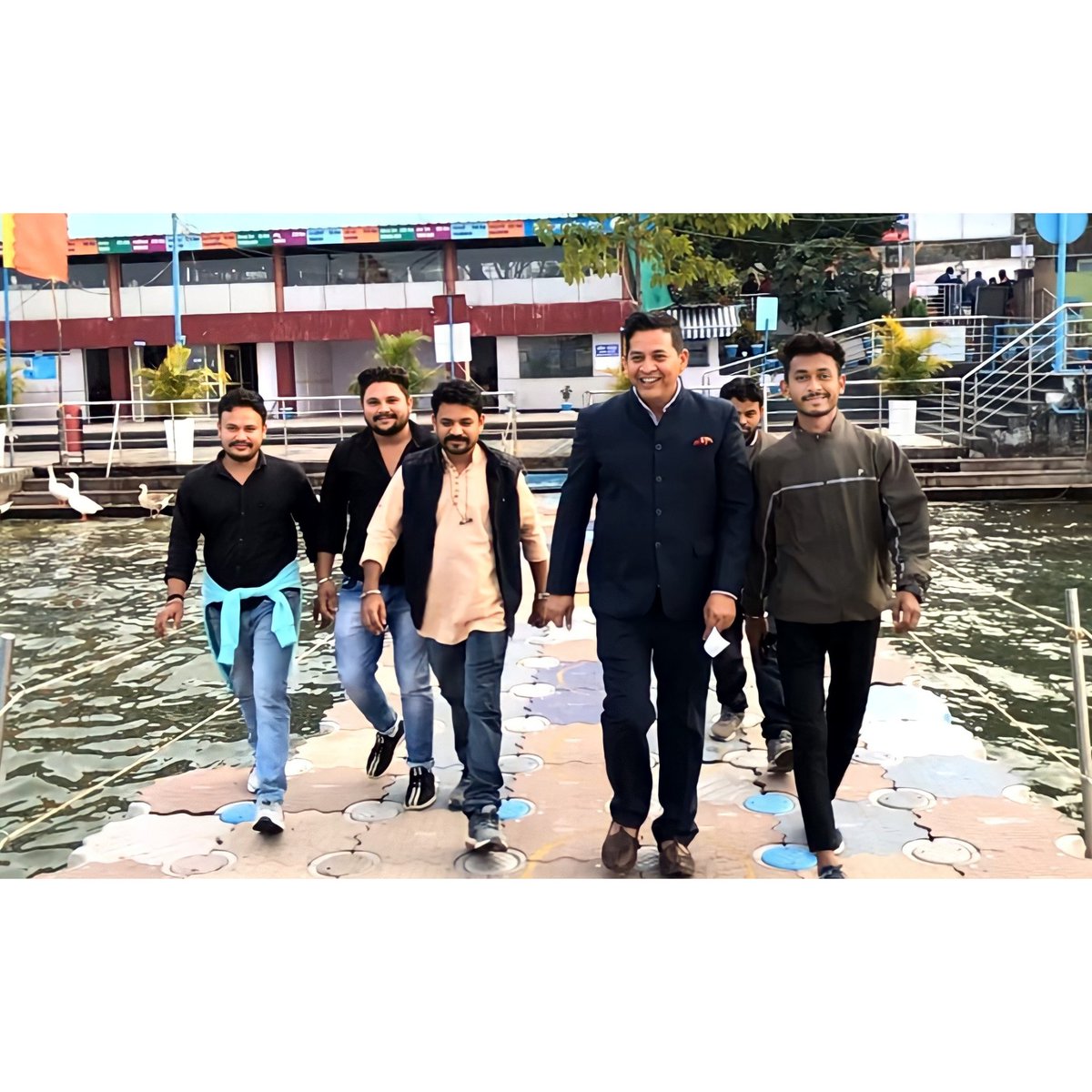 लाख परेशानियां आई राह में पर वो कभी रुका नहीं,एक मजबूत लीडर की यही खास बात होती है वो सियासत के आगे कभी झुकता नहीं..!
<a href="/KannojMahendra/">Mahendra Singh Kannoj</a>
<a href="/anandrai177/">Office Of Dr Anand Rai</a>
<a href="/karandawar007/">KaRaN DaWar JaYs</a>
<a href="/SureshDjamli/">Suresh Dawar tribal💙</a>