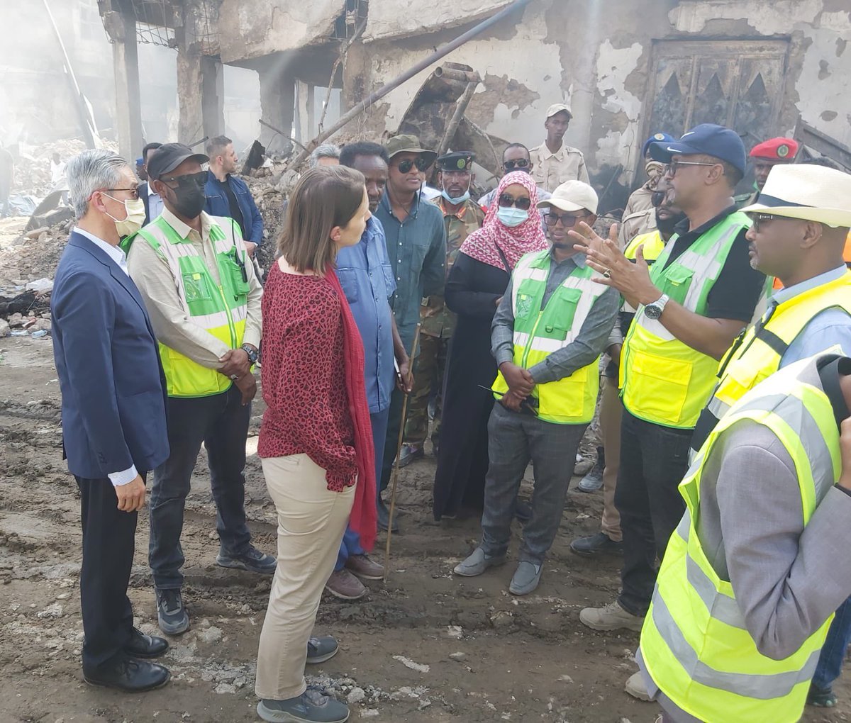 I met with the Mayor <a href="/AbdikarimMoge/">Abdikarim Ahmed Mooge</a> and councillors at the scene of the #HargeisaMarketFire. Absolutely heartbreaking destruction all around. But the spirit of resilience which is at the heart of #Somaliland is shining through 🇬🇧 stands ready to support the efforts to rebuild