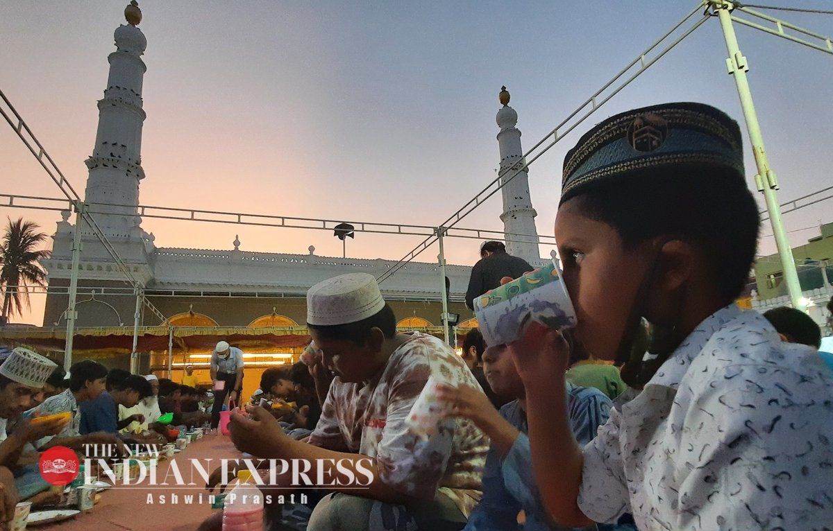 ashwinacharya05's tweet photo. #Muslim devotees offer prayer and broke their fast on the first day of holy month Ramzan at Triplicane Big mosque. #RamadanMubarak #Ramadan #fasting #Bigmosque @NewIndianXpress @xpresstn @shibasahu2012 @haisat2005 https://t.co/tO3o2zZY1a