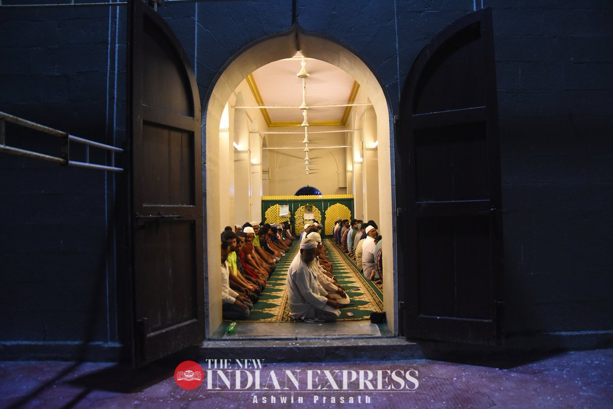 ashwinacharya05's tweet photo. #Muslim devotees offer prayer and broke their fast on the first day of holy month Ramzan at Triplicane Big mosque. #RamadanMubarak #Ramadan #fasting #Bigmosque @NewIndianXpress @xpresstn @shibasahu2012 @haisat2005 https://t.co/tO3o2zZY1a