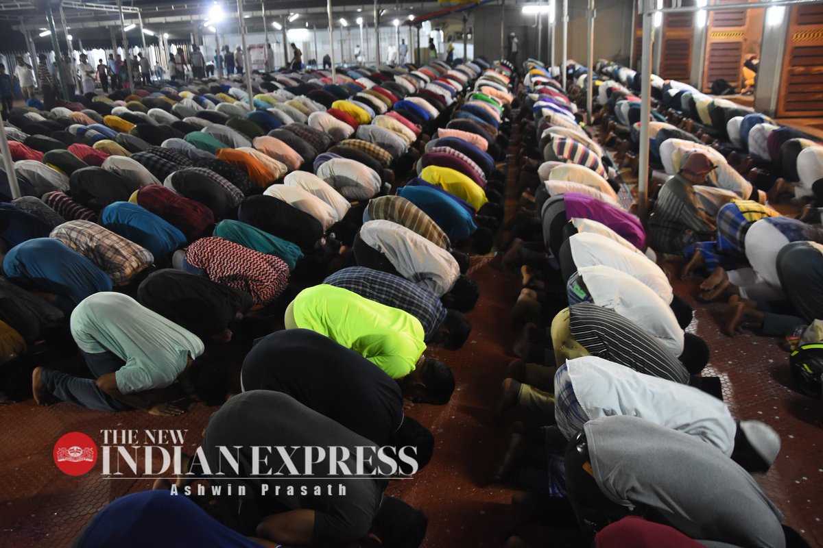 ashwinacharya05's tweet photo. #Muslim devotees offer prayer and broke their fast on the first day of holy month Ramzan at Triplicane Big mosque. #RamadanMubarak #Ramadan #fasting #Bigmosque @NewIndianXpress @xpresstn @shibasahu2012 @haisat2005 https://t.co/tO3o2zZY1a