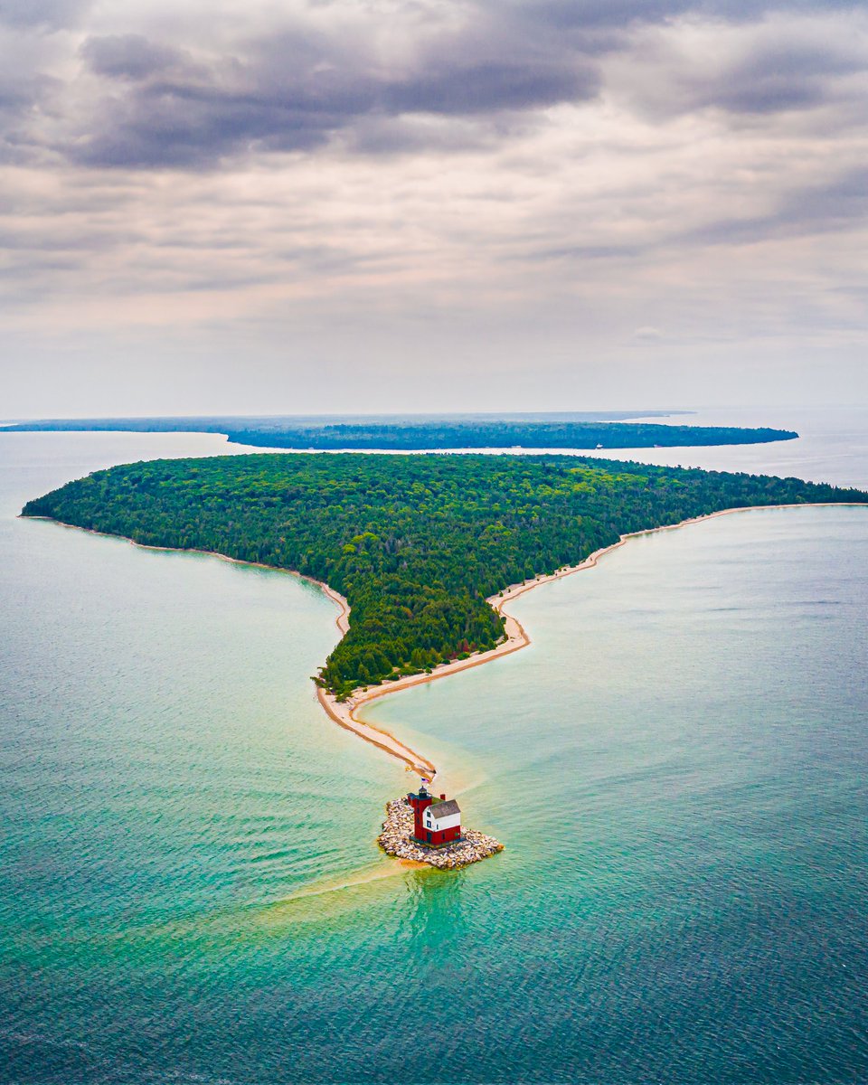 izzca7's tweet photo. The Round Island Lighthouse in upper peninsula Michigan.
#izzca #roundislandlighthouse
#mackinacisland #roamtheplanet #upperpeninsula #michigan  #moodygrams #roam #UPDATE #droneoftheday #puremichigan #natgeo  #michiganders #djimavic2pro  #visualambassador #instagood #dji https://t.co/xJ4QL5y2jD