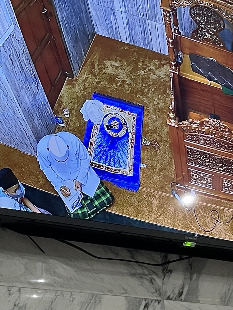 di masjid tempat w taraweh pak ustadnya masih dimintain fansign