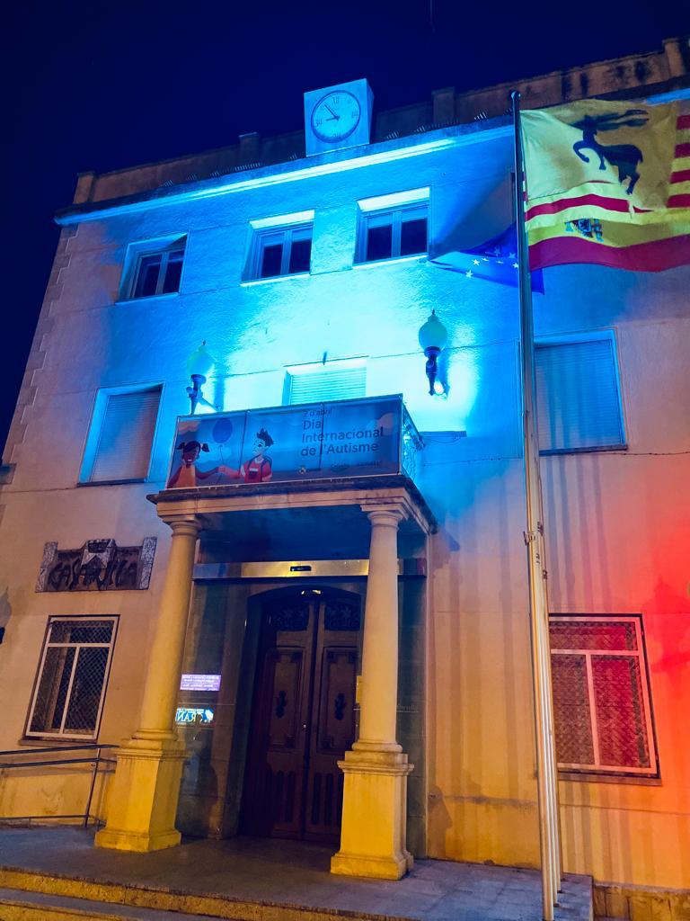AprenemAutisme's tweet photo. 🔵La façana del @cervelloaj també es va il·luminar anit. Mireu que bonica es veu!🤗
#ConnectatAlBlau #AprenemCadaDia #NitBlava #diamundialautismo https://t.co/aXud7u3J8u