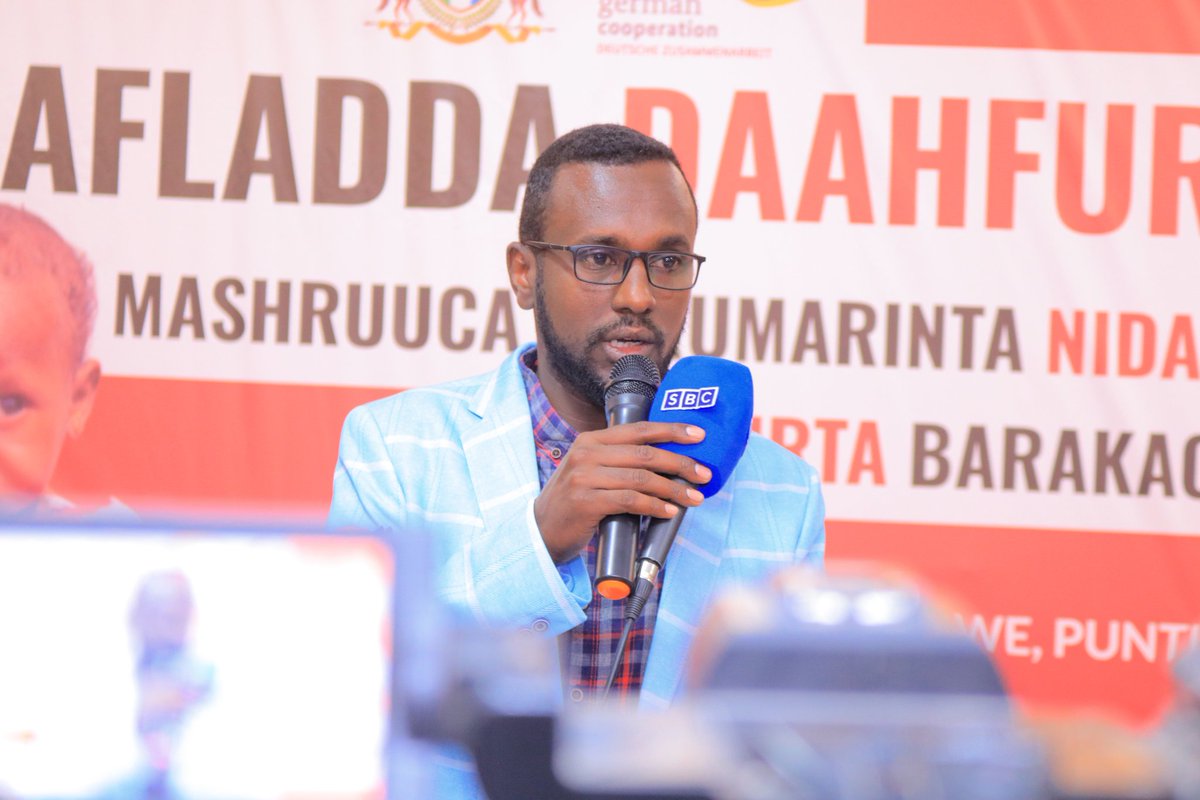 eaugrw's tweet photo. Xafladda daahfurka mashruuca horumarinta nidaamyada ilaalinta caruurta barakacayaasha, waxaa qayb ka ah shaqaalaysiinta tiro ka mid ah ardaydii baranayey cilmiga adeegga bulshada ( Social Work) ee Jaamacada EAU. Shirkaan waxaa goobjoog ahaa G. Ku xigeenka @eaugrw Dr. @Bindiiriye1 https://t.co/G6AtcVD28H