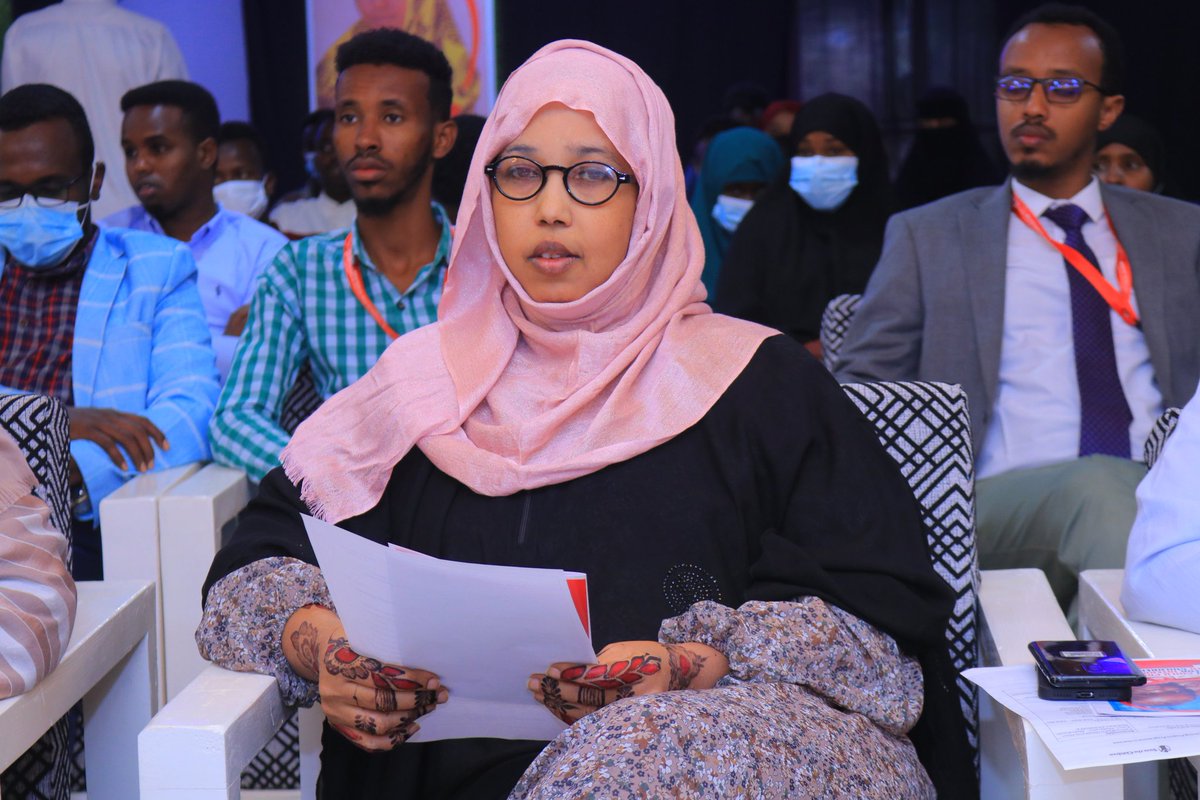 eaugrw's tweet photo. Xafladda daahfurka mashruuca horumarinta nidaamyada ilaalinta caruurta barakacayaasha, waxaa qayb ka ah shaqaalaysiinta tiro ka mid ah ardaydii baranayey cilmiga adeegga bulshada ( Social Work) ee Jaamacada EAU. Shirkaan waxaa goobjoog ahaa G. Ku xigeenka @eaugrw Dr. @Bindiiriye1 https://t.co/G6AtcVD28H