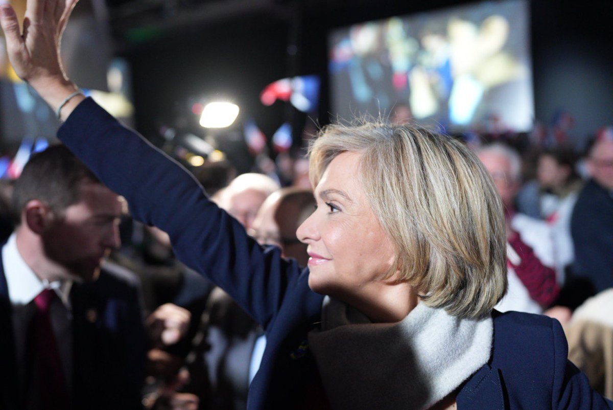 alexis_laboria's tweet photo. Quelle ambiance cet après-midi à Porte de Versailles aux côtés de @vpecresse ! 🇫🇷💪🏼

#PecressePresidente https://t.co/ro3SbZXE6N