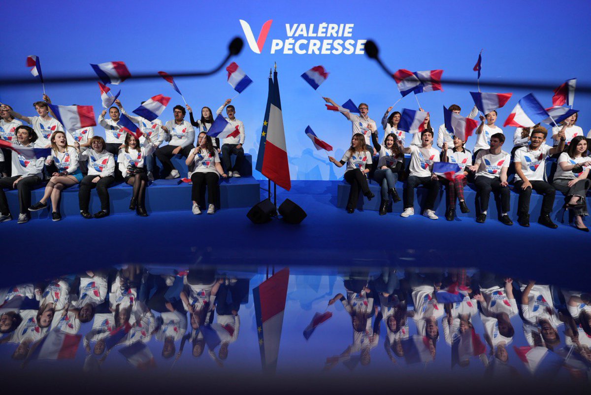 alexis_laboria's tweet photo. Quelle ambiance cet après-midi à Porte de Versailles aux côtés de @vpecresse ! 🇫🇷💪🏼

#PecressePresidente https://t.co/ro3SbZXE6N