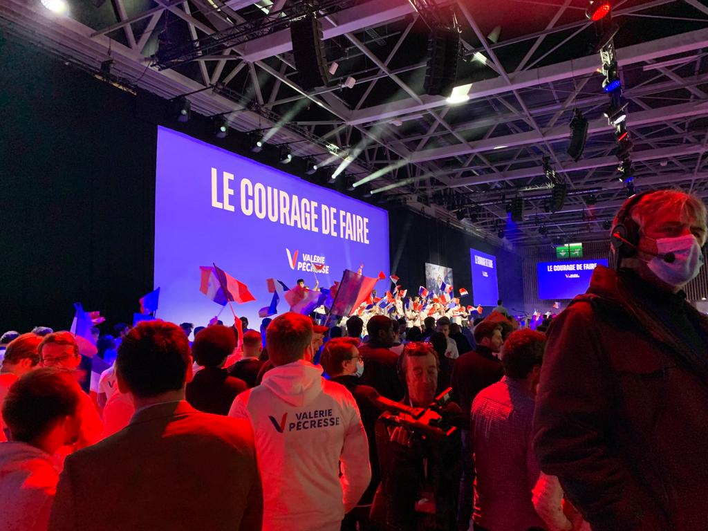 alexis_laboria's tweet photo. Quelle ambiance cet après-midi à Porte de Versailles aux côtés de @vpecresse ! 🇫🇷💪🏼

#PecressePresidente https://t.co/ro3SbZXE6N