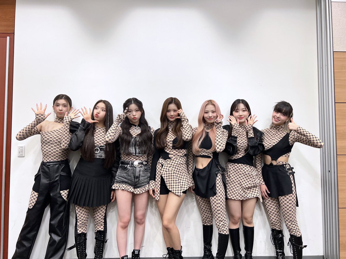 jangrkyujin's tweet photo. NMIXX 1st Single <AD MARE> 

NMIXX's first step 👣
NSWER who took steps together!!
With NSWER,
It was a happy time.🥰

In the future, with NMIXX,
Let's walk together 💞

The real start of NMIXX is...
👉👉👉👉👉👉👉 https://t.co/IVCFXz64Ym