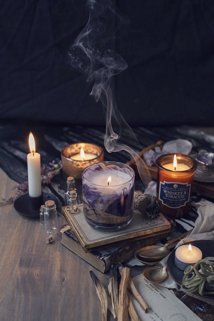𝗗𝗥𝗨𝗚𝗢𝗬 𝗠𝗜𝗥

Pequeño anticuario dirigido por dos banshees, Vanya e Ilya. Allí, ambas se dedican a compartir su conexión con el Otro Mundo. Trabajan con piedras y ungüentos, entre otros elementos. Comparten aquello que ven y ayudan en la comunicación a través de la ouija.