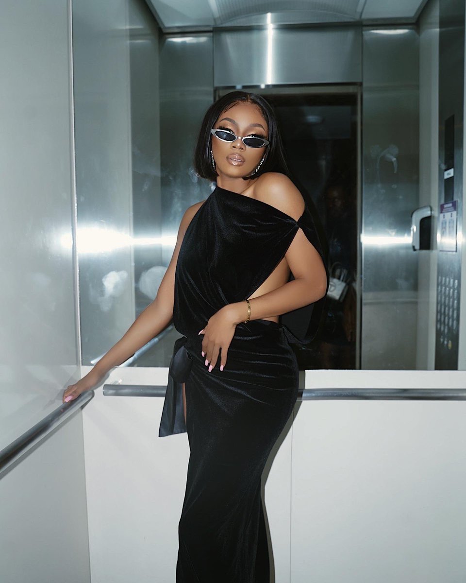 Bonang's tweet photo. …outside!! ❤️😎🇳🇬🔪 https://t.co/GGVLSyCTgB