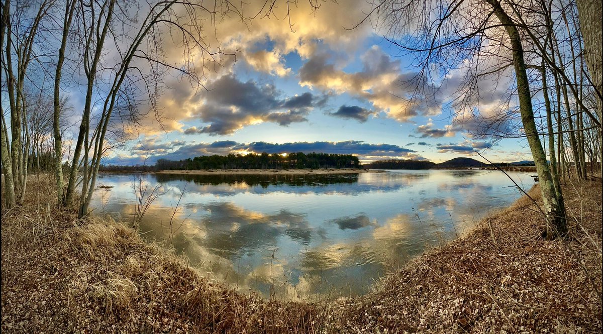 peter_jeschke's tweet photo. Find a quiet place. Like this, a favorite spot by the river. Enjoy the scene for a moment. Now, take a deeeeeep breath...hold it in for a few seconds...then...sloooowly, purposefully, through pursed lips, blow alllll your troubles away...ahhhh...peace. https://t.co/FbOIC1bZE9 https://t.co/UWdo4JkGF7