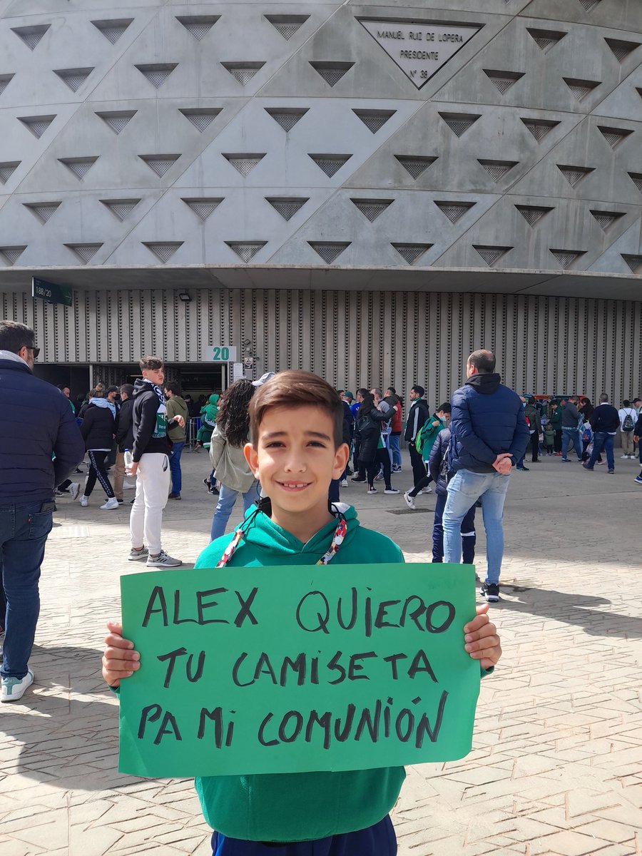 Hola <a href="/AlexMoreno/">Álex Moreno</a> mi sobrino lleva varios partidos con este cartel en la grada de fondo, si no pudieras darle la camiseta, ojalá por lo menos puedas felicitarlo y enviarle un video dedicado por su comunión, es su mayor deseo.muchas gracias campeón. <a href="/RealBetis/">Real Betis Balompié 🌴💚</a>