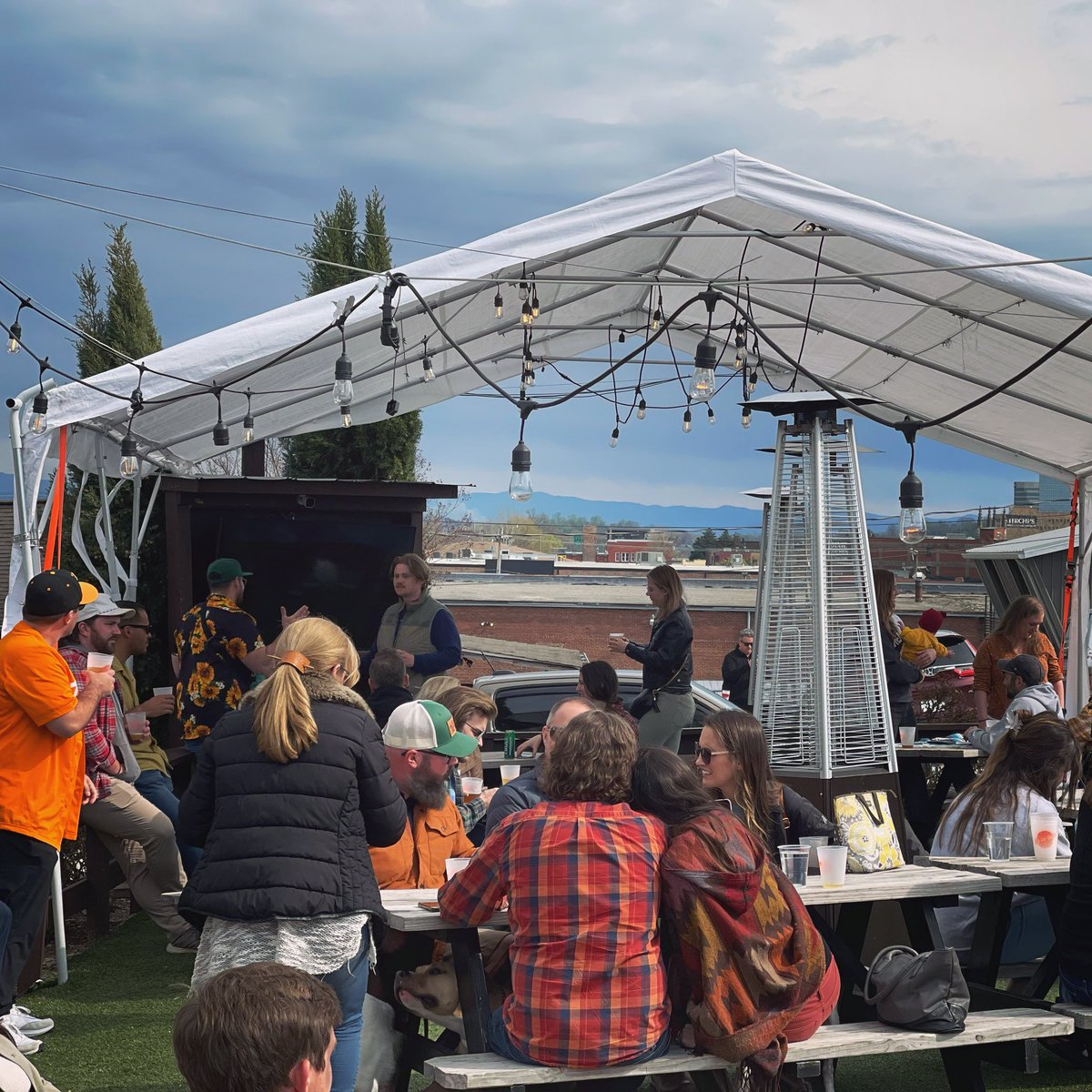HopsandHollers's tweet photo. No reason we shouldnโt keep the party going all weekend! ๐๐บโ๏ธ
Open 12-8p, All Day Happy Hour, @vol_baseball v Vandy at 2p, & immaculate vibes for #SundayFunday.
#funathops #beer #beergarden #spring #tennessee #vols #knoxville #hopsandhollers https://t.co/sIAgU2ueH5