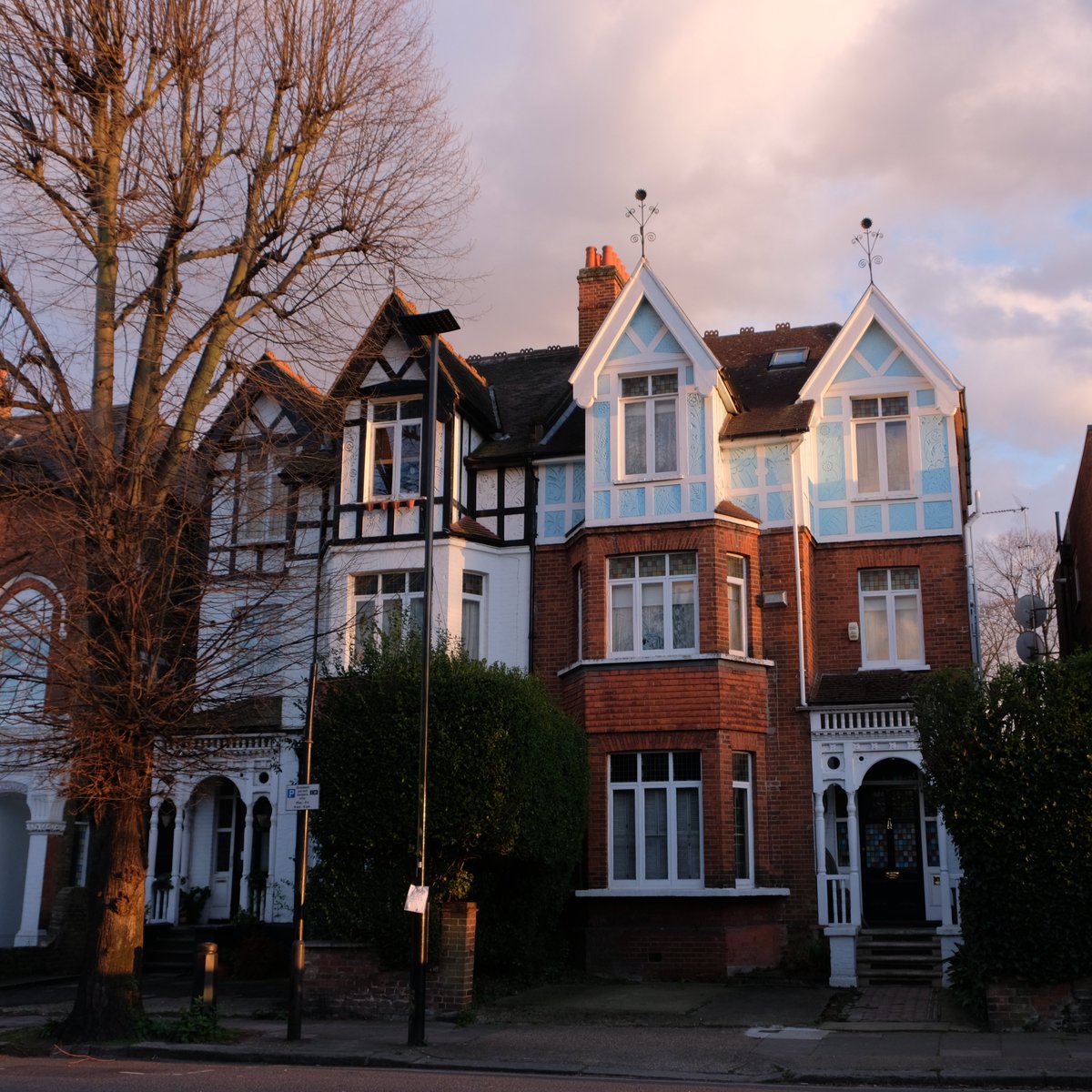 RobertKwolek's tweet photo. Victorian streets are known for their homogeneity but occasionally you get one-offs which stand out on a street, like these examples with their floral and arts and crafts detailing. https://t.co/pR6U74JDkn