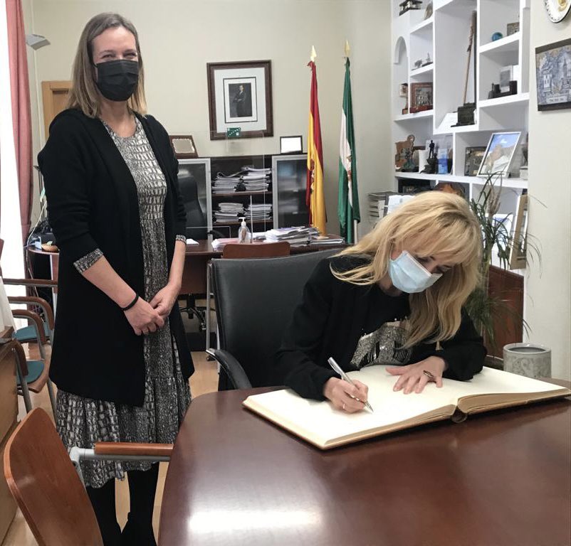 IzabeGomez's tweet photo. El viernes nos visitó la Secretaria General de la UGT en Andalucía,@mc_castilla, un encuentro institucional con delegad@s del sindicato, abordando el reto de estabilización del empleo público y mejor conocimiento de un sector estratégicos de #Andalucia, la #PielDeUbrique en Movex https://t.co/X5E39QFt08