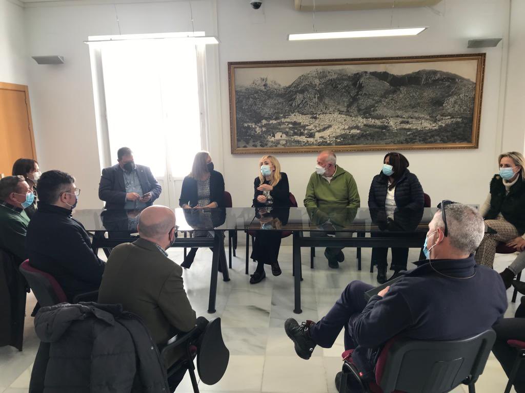 IzabeGomez's tweet photo. El viernes nos visitó la Secretaria General de la UGT en Andalucía,@mc_castilla, un encuentro institucional con delegad@s del sindicato, abordando el reto de estabilización del empleo público y mejor conocimiento de un sector estratégicos de #Andalucia, la #PielDeUbrique en Movex https://t.co/X5E39QFt08