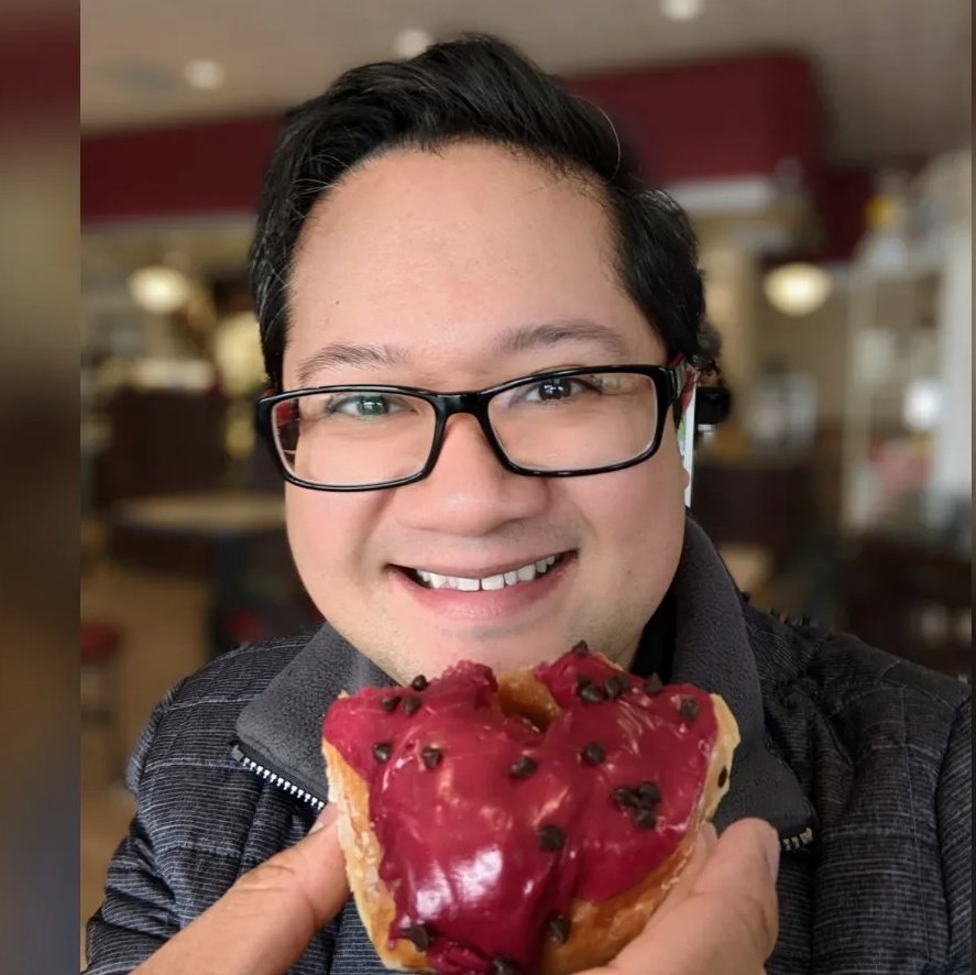 learnthrufood's tweet photo. #NewProfilePic | https://t.co/61thovnDtS | with @graeters' delicious #blackraspberrychip donut #worthit https://t.co/QSyqdYYSZc