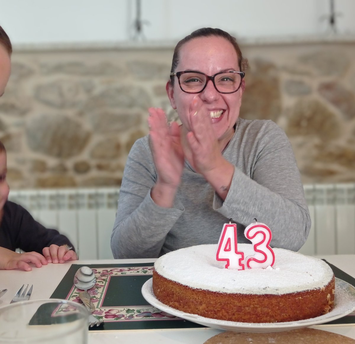 Vespadicto's tweet photo. O meu amoriño está de cumple. Parabéns miña Raíña. Quérote moito @maeimi!! #MadreDeDragones #Parabéns #MuchachitaYanera https://t.co/vrkKfCr0B5