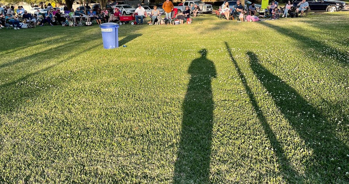 astrojoe888's tweet photo. A few pics from the Stringbenders Deerfield Saturday evening gig. Music on the green! #saturdayvibes #houstonmusicians #texasmusic https://t.co/i9Y3qTrS8D