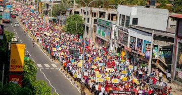GlobeSLnews's tweet photo. A large number of people protested in the Sri Lankan capital today...
Their main objective is to remove the President of Sri Lanka...

#GoHomeGota #SriLankaCrisis #GoHomeRajapaksas
#AnonymousSaveSriLanka #පන්නමු
@YourAnonCentral https://t.co/sMPCAD9l0d