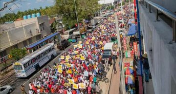 GlobeSLnews's tweet photo. A large number of people protested in the Sri Lankan capital today...
Their main objective is to remove the President of Sri Lanka...

#GoHomeGota #SriLankaCrisis #GoHomeRajapaksas
#AnonymousSaveSriLanka #පන්නමු
@YourAnonCentral https://t.co/sMPCAD9l0d