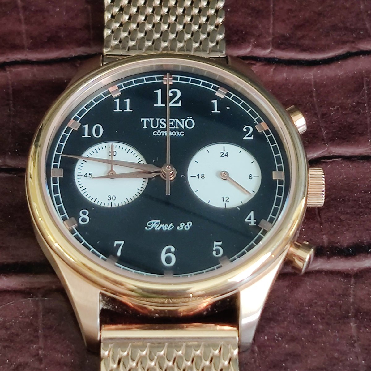 WatchYouKnow1's tweet photo. Tusenö First 38. Ultra limited edition. Ultra cool. See my review on my YouTube channel: https://t.co/ywoZCPwut4

#tusenö #tuseno #tusenowatches #goldwatch #watchesofinstagram #wristwatchcheck #watchoholic #wristcandy #watchbuying #watchcollection https://t.co/Iz3SwshYA0