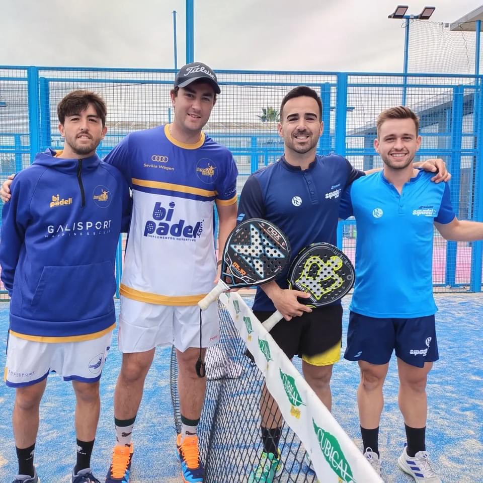 si_padel's tweet photo. ¡CAMPEONES DE ANDALUCÍA! 🥇
@RioGrandeAR se impone a La red21 y vuelve a llevarse el título de campeón por cuarto año consecutivo
¡ENORME FAMILIA! 🎾♥️
#GoSIPadel https://t.co/SVD9yLSpmw