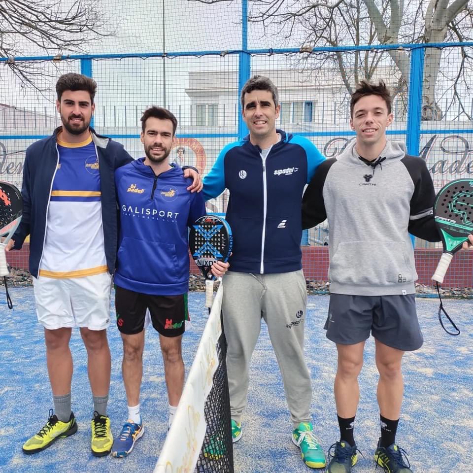 si_padel's tweet photo. ¡CAMPEONES DE ANDALUCÍA! 🥇
@RioGrandeAR se impone a La red21 y vuelve a llevarse el título de campeón por cuarto año consecutivo
¡ENORME FAMILIA! 🎾♥️
#GoSIPadel https://t.co/SVD9yLSpmw