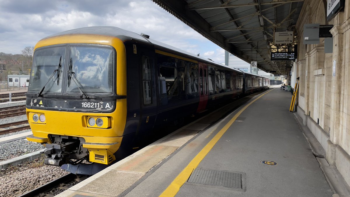 BenBroomfield_'s tweet image. Been a wonderful day so far! 

Few little alterations (as expected); here’s 166211 (vice 2+4) standing at Platform 6 waiting to work 2U24 for us later on.

#DispatchersOfTwitter #turbo #class166 #train #railway #station