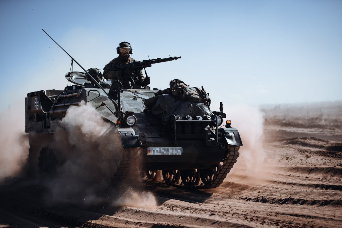 Bw_Einsatz's tweet photo. Die Soldatinnen und Soldaten des leichten Flugabwehrsystemzuges stellen die Einsatzbereitschaft her. Mit der Unterstellung von Kräften zur Flugabwehr an die #EFP Battlegroup Litauen trägt die #BundeswehrimEinsatz zur Stärkung der osteuropäischen NATO-Bündnispartner bei. https://t.co/btfJXgn7YG