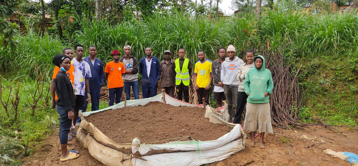 AERGIprctumba1's tweet photo. Uyu munsi ku wa 3/4/2022 abanyamuryango ba #AERG_IMENAGITERO ikorera muri @TumbaCollegeTCT  bazindukiye mu gikorwa cyo kubakira imiryango 2 y’abarokotse Jenoside, hubatswe rondereza 2 n’akarima k’igikoni kamwe(1)
#AERGGAERGWeek_Day6
@AERGFAMILY 
@GAERGRwanda 
@ritaclemence https://t.co/CKLOvrB1XD