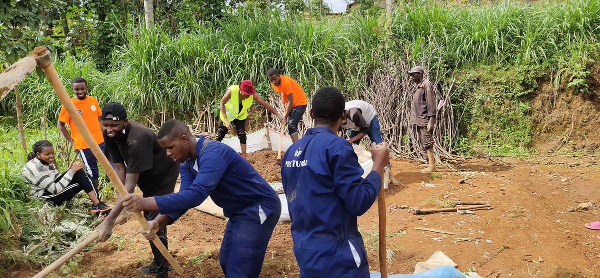 AERGIprctumba1's tweet photo. Uyu munsi ku wa 3/4/2022 abanyamuryango ba #AERG_IMENAGITERO ikorera muri @TumbaCollegeTCT  bazindukiye mu gikorwa cyo kubakira imiryango 2 y’abarokotse Jenoside, hubatswe rondereza 2 n’akarima k’igikoni kamwe(1)
#AERGGAERGWeek_Day6
@AERGFAMILY 
@GAERGRwanda 
@ritaclemence https://t.co/CKLOvrB1XD