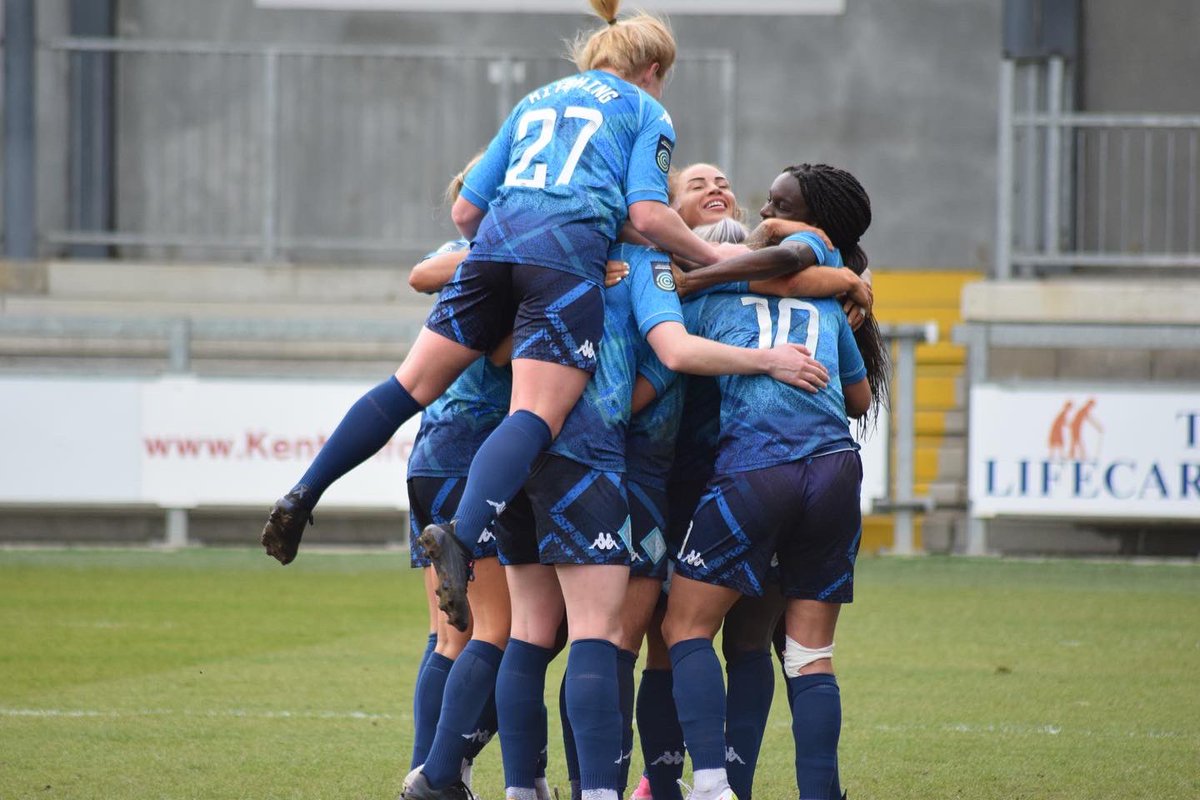 LC_Lionesses's tweet photo. Nothing beats a team cele’ 🤩 #LCLCHA https://t.co/hURGobk8jS