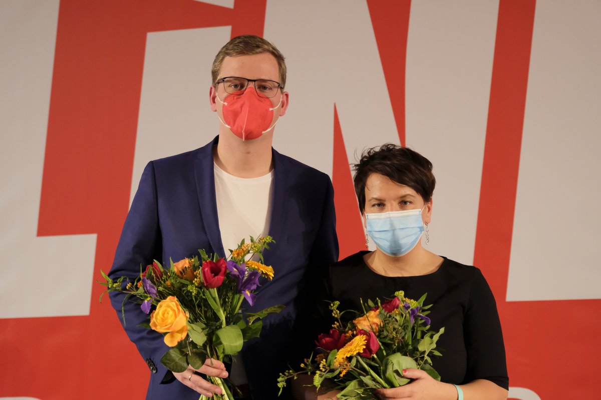 Sebastian Walter und Katharina Slanina mit Blumenstrauß, beide tragen einen Mund-Nase-Schutz