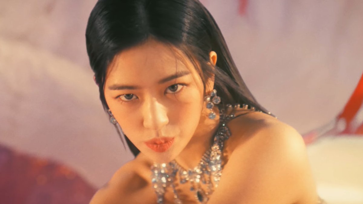 yyujinationn's tweet photo. AN YUJIN FROM IVE ?@#!%#$&amp;(* https://t.co/Pe2DhZh2RS