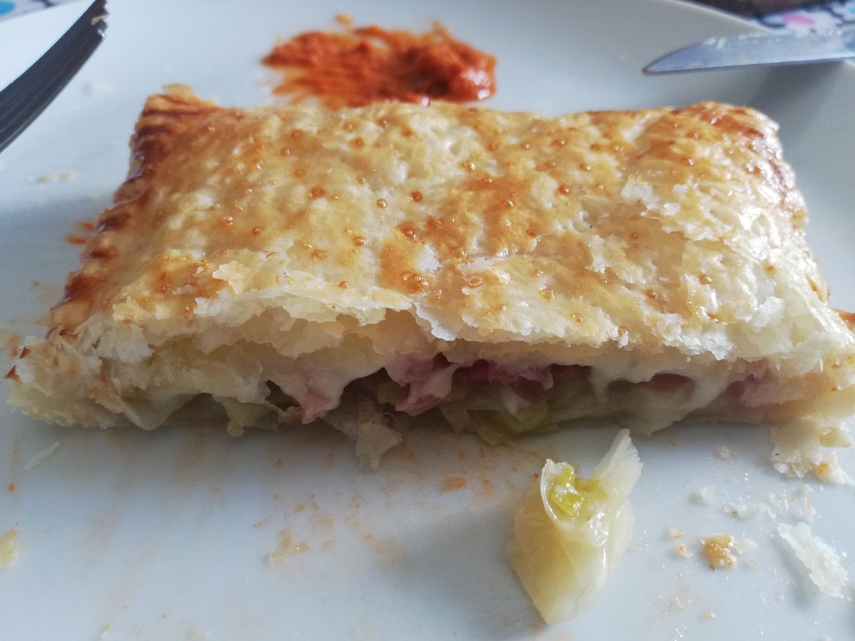 jamadoP9's tweet photo. Si no es pot fer foc...empanada de calçots, pernil i Urgèlia 👌🏼😋 no em seguiu per més receptes, perquè no l'he fet jo. En tot cas @martalaseu i cia #enfamília @SoniaLaSeu #itxoiten https://t.co/JXBSqOinRv