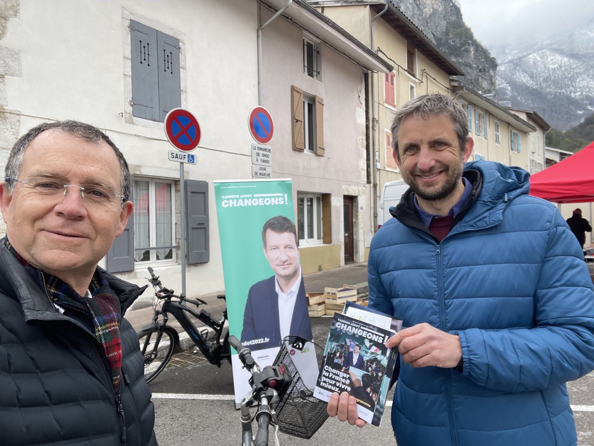 grenoble_jadot's tweet photo. Aujourd'hui, le soleil se cache mais les écolos de la métropole de Grenoble sont là, à la rencontre des passants et des passantes sur les marchés !
#Jadot2022 #FaireFace https://t.co/Q7B4e7sz3e