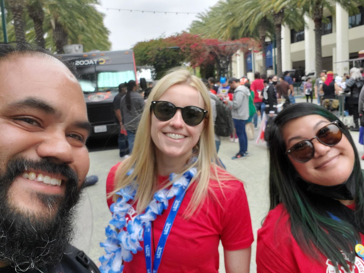 The4thCurator's tweet photo. As always it's great seeing you two ladies. @ash_anderson24 @sup3r_jen #funkowondercon #FreddysBeachBash https://t.co/6gvTLdeCgQ