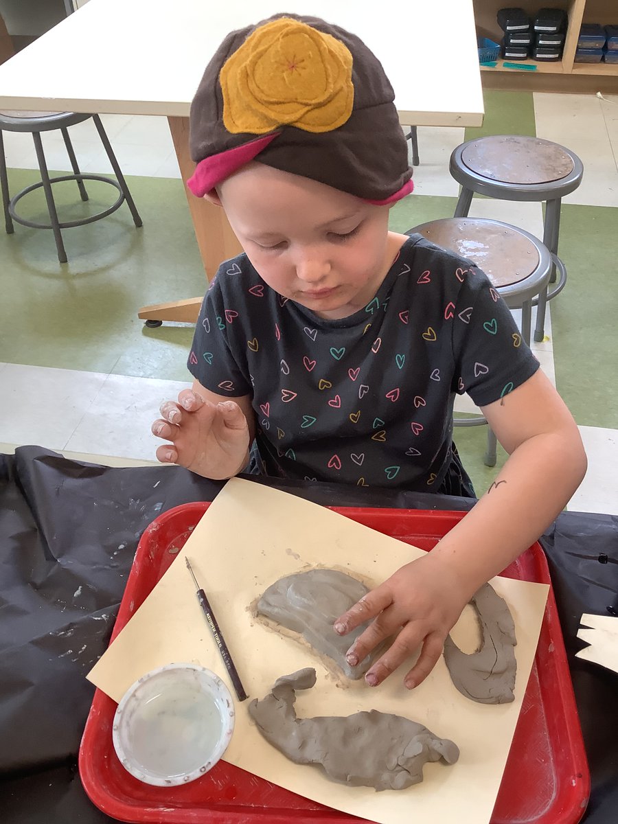 TPE_Hobart's tweet photo. First Grade artists starting clay birds. Learning how to create TEXTURE and ATTACH CLAY. @terraceparkelem @MariemontArts https://t.co/UHi3taleVt